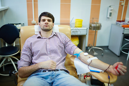 在医院里捐血的男人图片