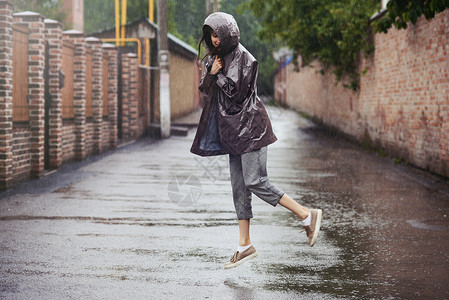 快乐的女子在雨中图片
