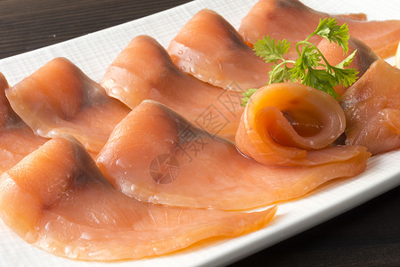 一盘美味的鲑鱼菜肴图片