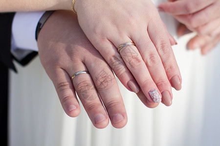 情侣手牵戴着结婚戒指图片