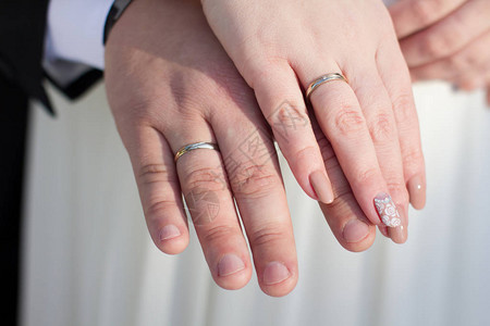 情侣手牵戴着结婚戒指图片