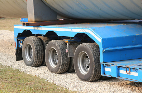 大型卡车用许多轮背景图片