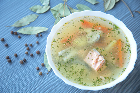 鱼三文鱼鲟汤加香料图片