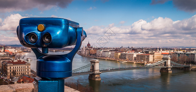 多瑙河布达河岸上的望远镜向游客展示布达佩斯的迷人景象图片