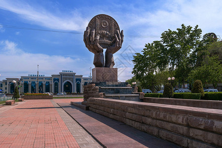 塔什干市北站附近的广场背景图片