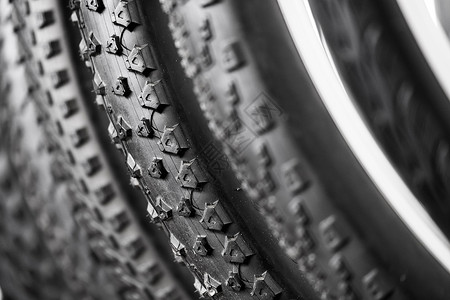 不同胎面花纹的自行车轮胎图片