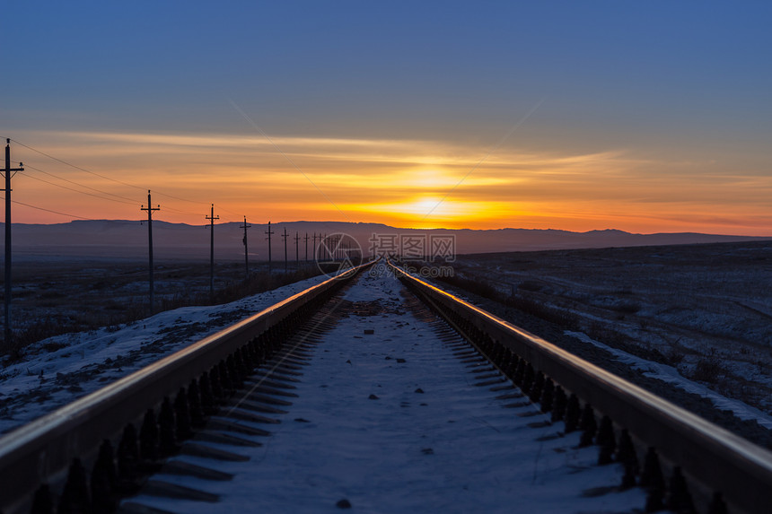 日出时铁路后退到远方图片