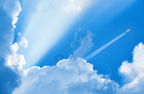 蓝天空中飞机在云层图片