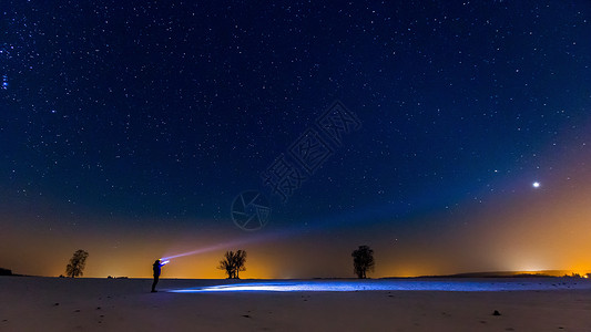星空和手电筒的男人冬夜风景图片