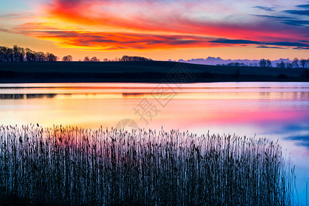春湖风景的美丽日落在马苏图片