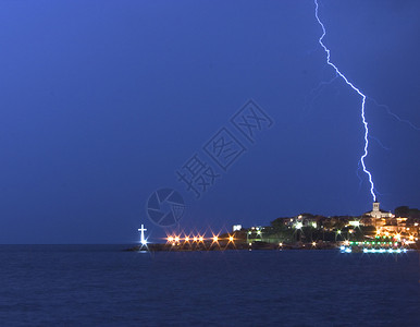 内塞巴尔黑海岛上的剧烈雷暴图片