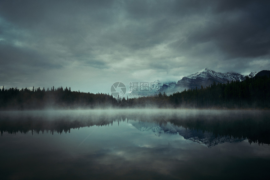 赫伯特湖与冰川山和加拿大班夫公园的反射相隔着图片