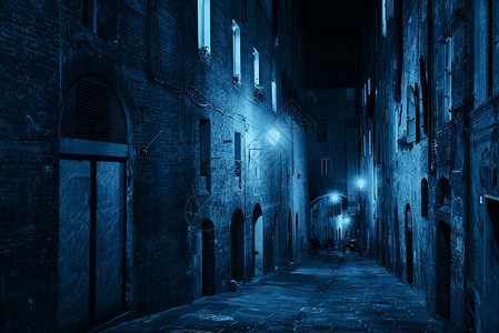 晚上在意大利锡耶纳的老建筑街景图片
