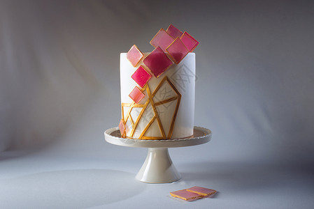 用糖果和异形装饰的婚礼蛋糕图片