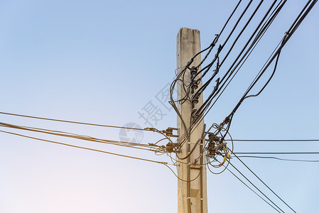 电岗位和电缆与清楚的蓝天背景图片