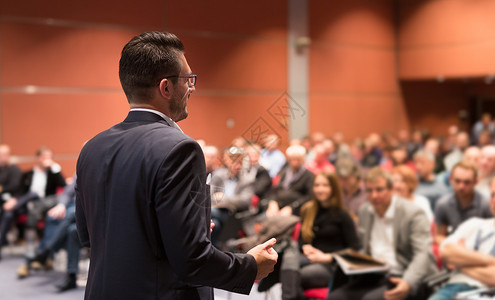 演讲者在商务会议活动中发表演讲会议厅的观众商图片