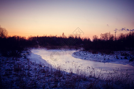 河上的冬天日落水的小蒸发图片