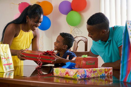 非洲裔美国父亲母亲和孩子庆祝生日图片