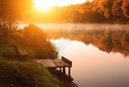 秋天的早晨湖景观高清图片