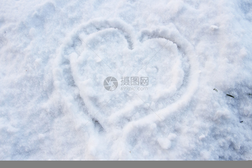 雪中的心形图片