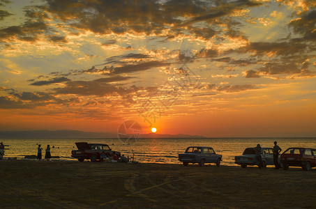 里海美丽的炽热日落景观和上方的橙色天空图片