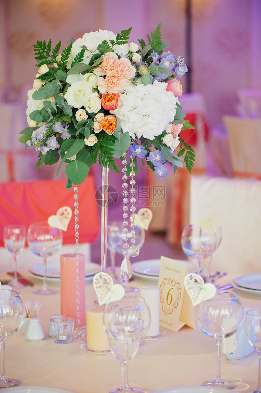 婚礼嘉宾编号桌用花束和设置装饰图片
