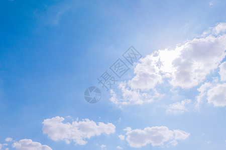 多云的天空和蓝色晴朗的天空云背景图片