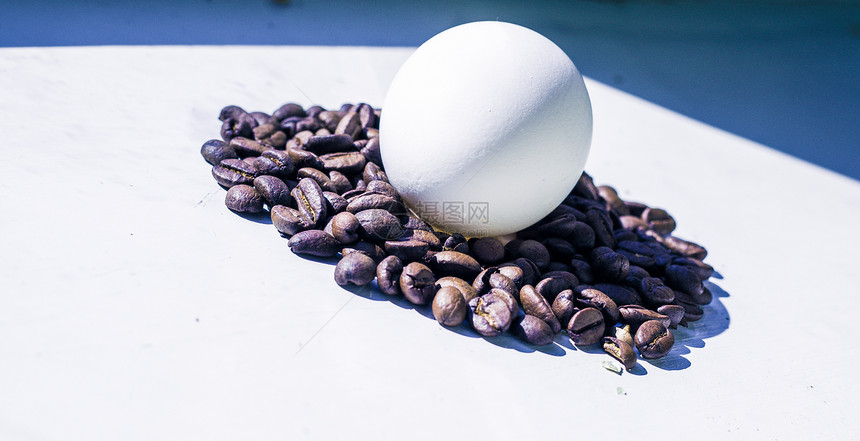 咖啡豆和复活节鸡蛋在薄饼背图片