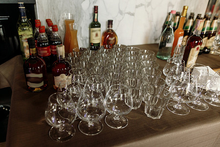 威士忌和白兰地的透明奢华彩色杯子加威图片