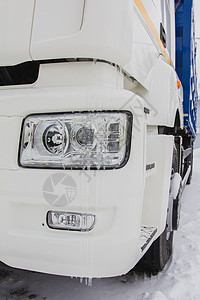 冷冻的冬季公路上的卡车图片