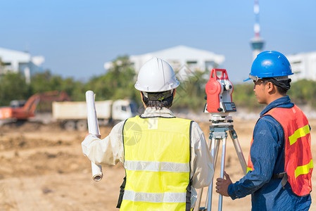 建筑工程师和工头人检查新基础设施建设项图片