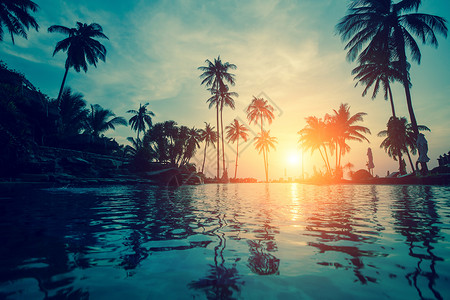 热带海滩上美丽的日落图片