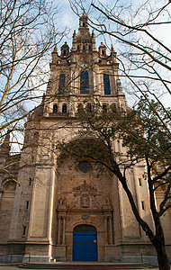 一座哥特式和巴洛克风格的十六世纪教堂图片