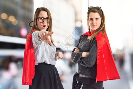 双胞胎姐妹穿得像超级英雄图片