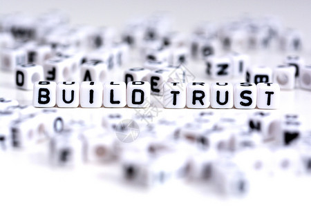 构建信任进程概念在白背景上用瓦字图片