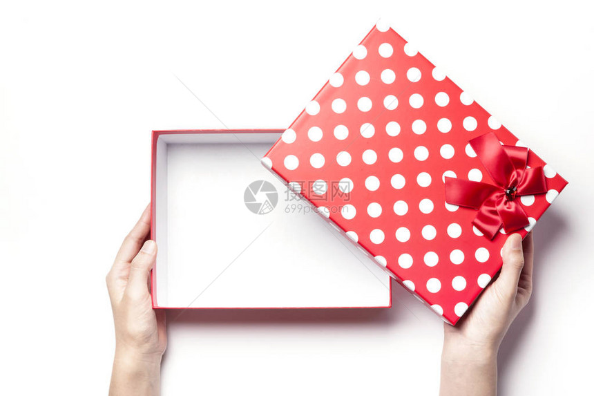 女人手握着一个红色的礼物盒图片