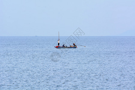 海洋和平日海上的小渔背景图片