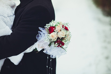 新郎在婚礼上拥抱拿着花束的新娘图片