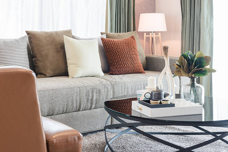 现代客厅室内设计概念中经典沙发上图片