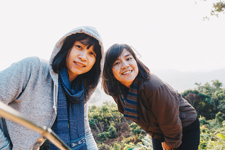 亚洲旅游女在早上山漫步时图片