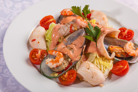 盘子里的海鲜沙拉和西红柿图片