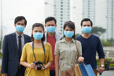亚洲民众在市中心受空气污染影响时图片