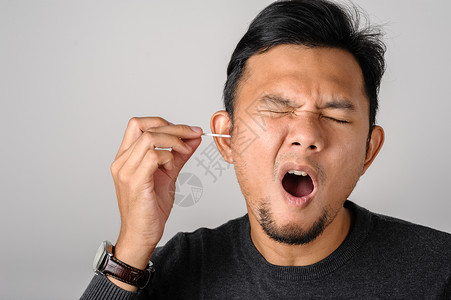亚洲人用棉签清洁耳朵图片