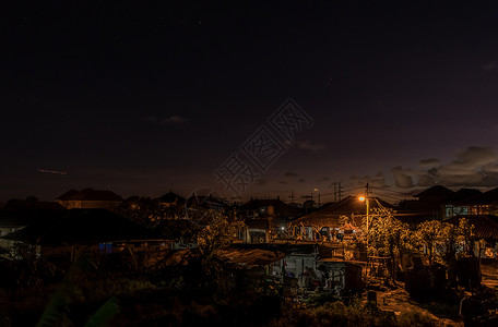 巴莱内斯村的夜景观热背景图片