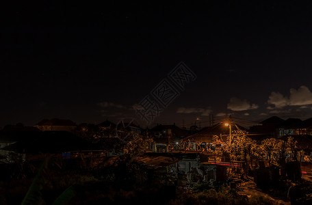 巴莱内斯村的夜景观热背景图片