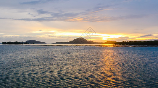 海洋上美丽的夕阳的全景图片