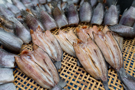 日本市场上的干鱼图片