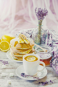 煎饼加黄油和蜂蜜还有早餐的柠檬茶有图片