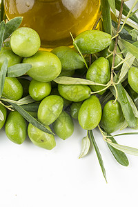 绿橄榄和橄榄油图片