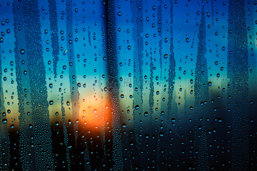 冬天黎明时水滴在玻图片